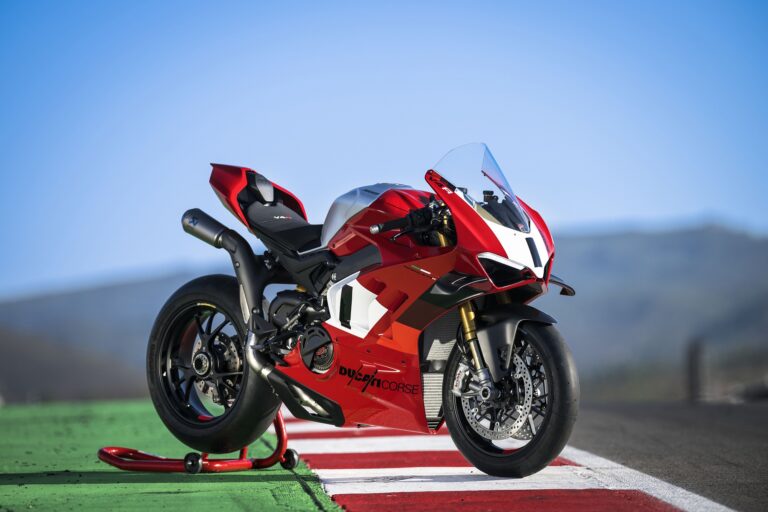 Η Ducati παρουσιάζει τη νέα Panigale V4 R