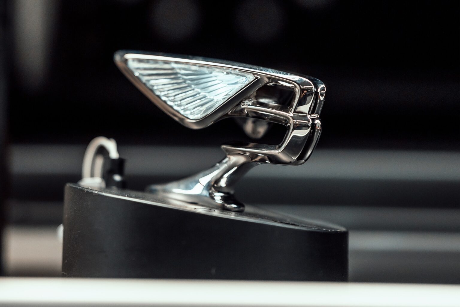 Η τέχνη και η υψηλή τεχνική πίσω από το σύμβολο της Bentley, το «Flying B»