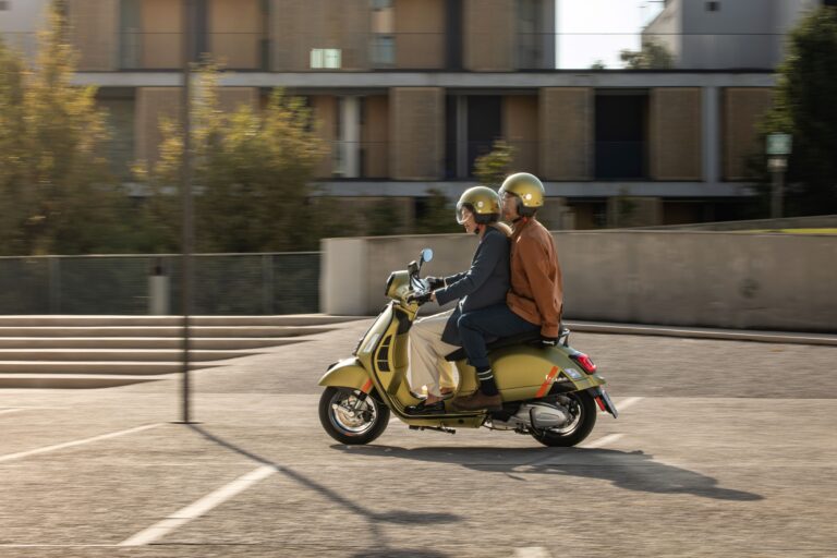 H NEA ΕΙΔΙΚΗ ΣΕΙΡΑ VESPA PRIMAVERA COLOR VIBE ΛΑΝΣΑΡΕΙ ΕΝΑΝ ΠΟΛΥΧΡΩΜΟ ΚΑΙ ΑΝΕΜΕΛΟ ΚΟΣΜΟ VESPA