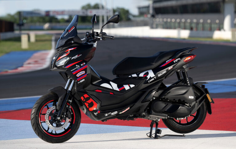 Η Aprilia δίνει αγωνιστική ταυτότητα στο “urban adventure” σκούτερ της με τα RS-GP 2025 χρώματα