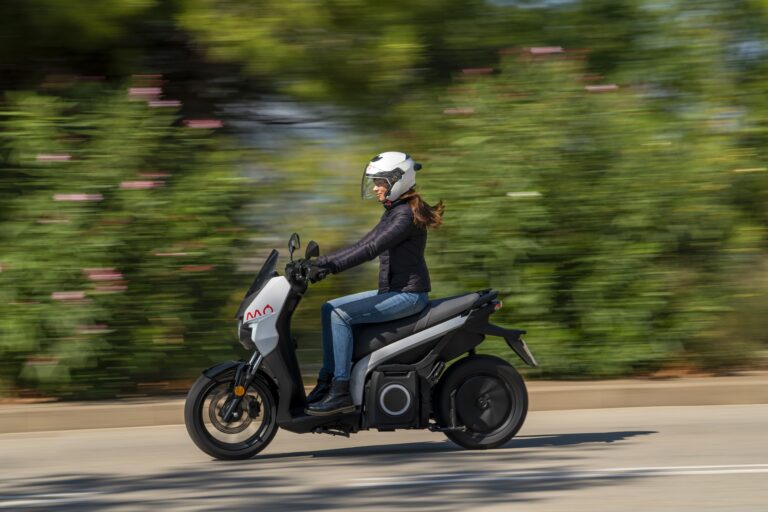 Το αμιγώς ηλεκτρικό scooter SEAT MÓ 125 σε απίθανη τιμή – €2.799