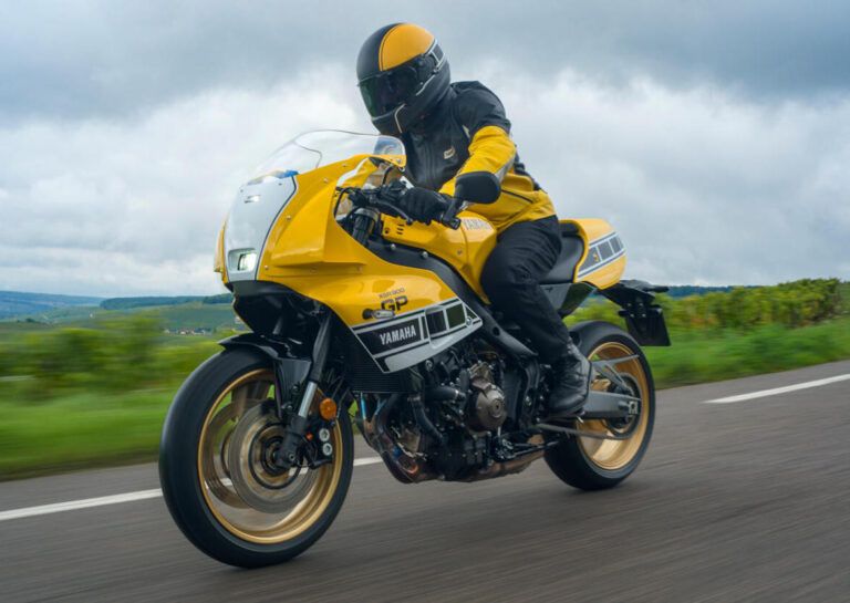 Yamaha XSR900GP 2026 – Όταν το παρελθόν “φοράει” το Legend Yellow και κοιτάζει μπροστά