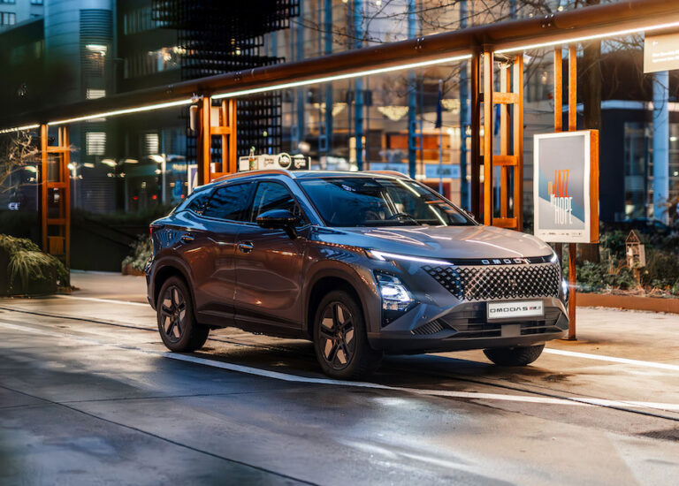 OMODA 5 SHS-H: Το υβριδικό C-SUV που μπαίνει δυνατά στο παιχνίδι