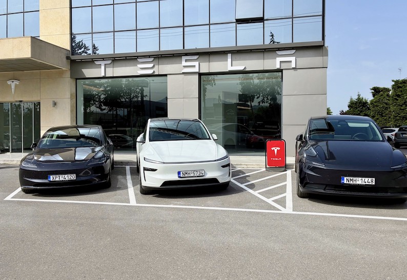 Η Tesla ανοίγει νέο showroom στη Θεσσαλονίκη και ρίχνει τις τιμές των Model 3 και Model Y