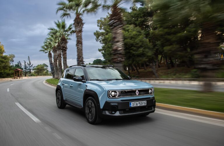 To Renault 4 E-Tech Electric έφτασε στην Ελλάδα και κάνει αίσθηση