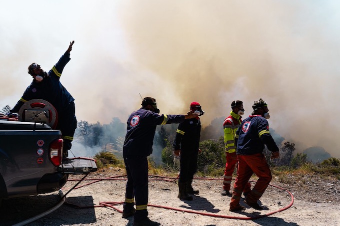 Ο Όμιλος Σαρακάκη παραχώρησε ένα Maxus με δεξαμενή 600 λίτρων στην ΕΠΟΜΕΑ Βιλίων – το όχημα βρέθηκε ήδη στη φωτιά του Πόρτο Γερμενό