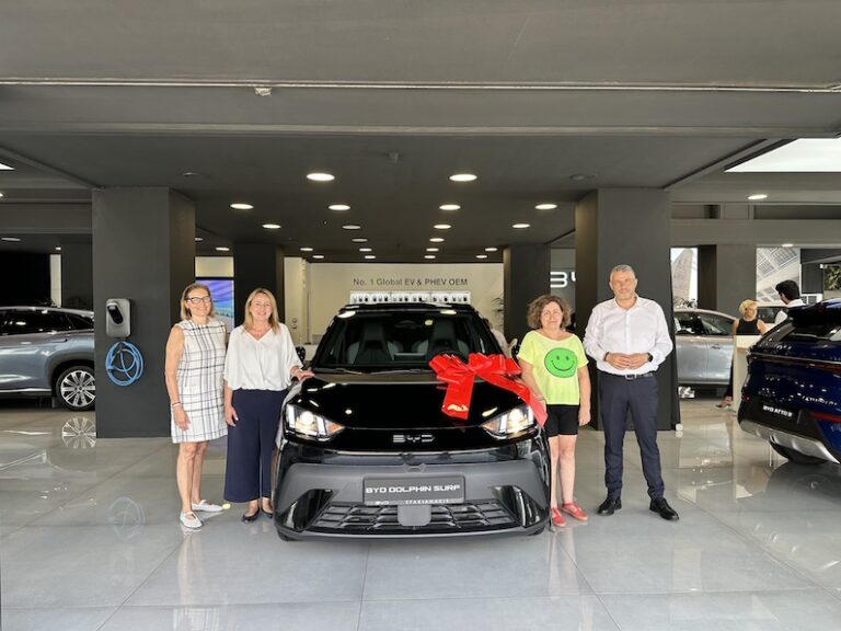 BYD DOLPHIN SURF: Παραδόθηκε στη νικήτρια της λαχειοφόρου αγοράς της ΕΛΕΠΑΠ