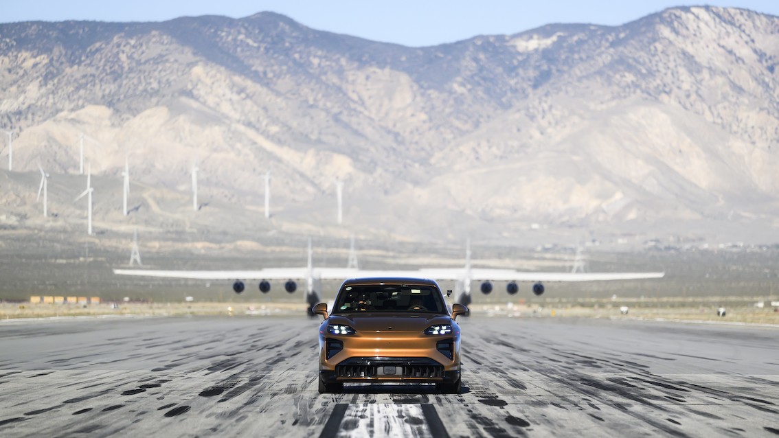 Η Porsche έβαλε τη νέα Cayenne Electric απέναντι στο μεγαλύτερο αεροσκάφος του κόσμου