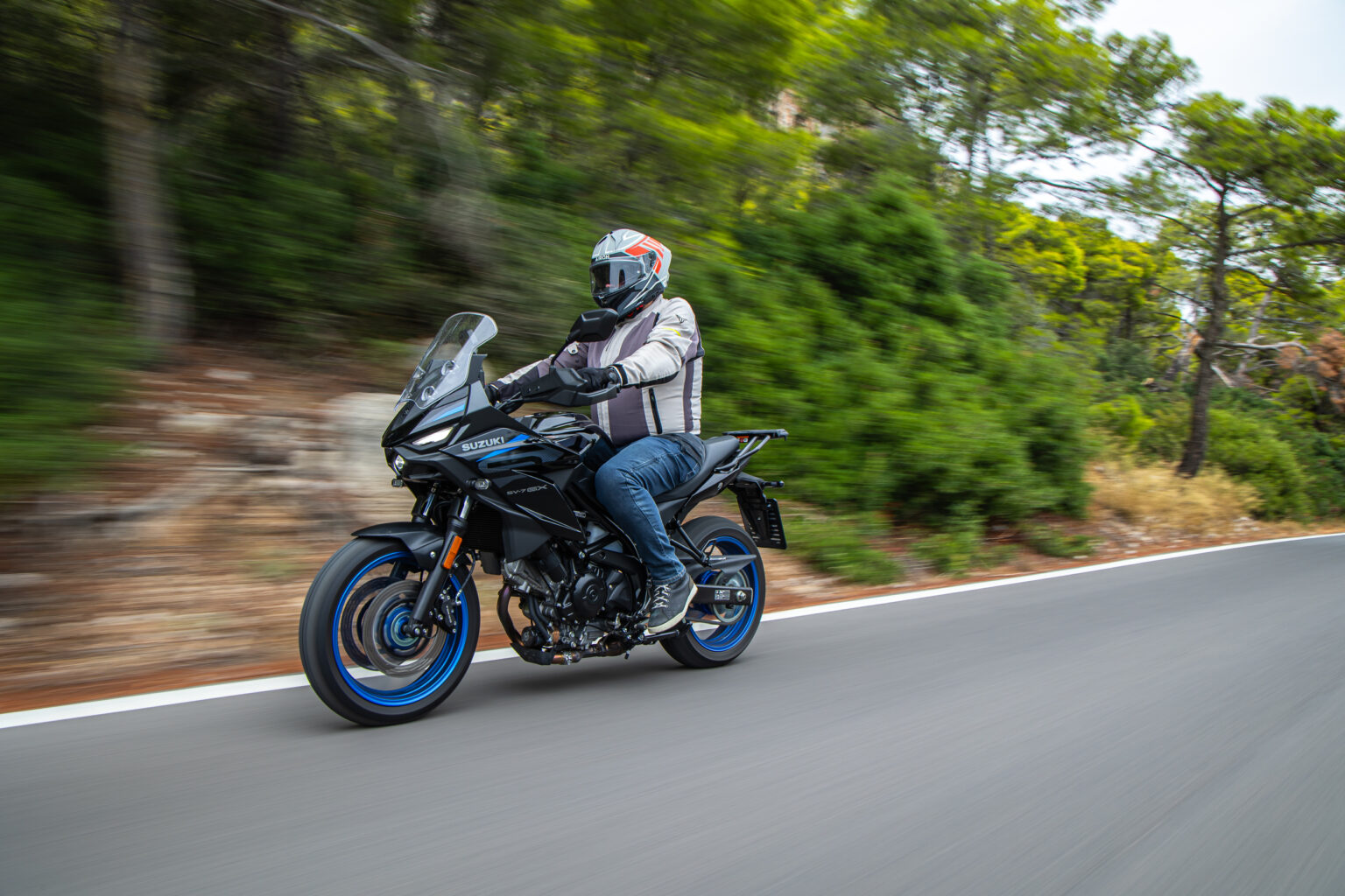 Suzuki SV-7GX: Η ιδανική crossover μοτοσικλέτα για κάθε διαδρομή