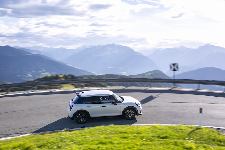 MINI Cooper S 5θυρο σε Nanuq White με 204 ίππους
