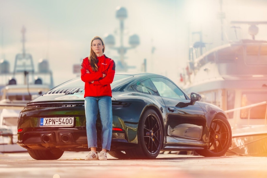 Η Μαρία Σάκκαρη στο τιμόνι της Porsche: Χρυσή διάκριση για τη ΜΟΤΟΔΥΝΑΜΙΚΗ στα Video Master Awards 2026