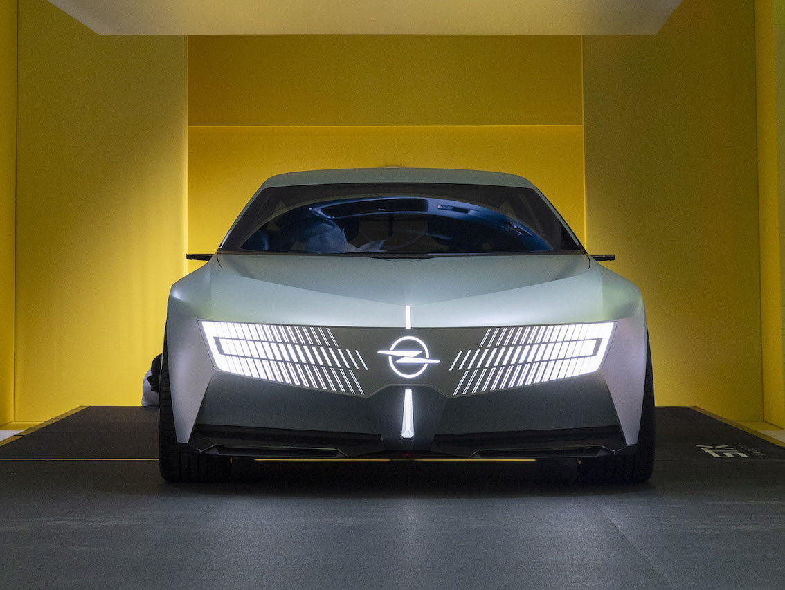 Opel: Δύο παγκόσμιες πρεμιέρες στο Παρίσι και επενδύσεις άνω του 1 δισ. ευρώ